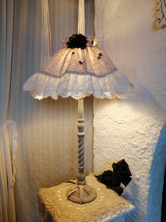 lampe bois roses shabby.jpg