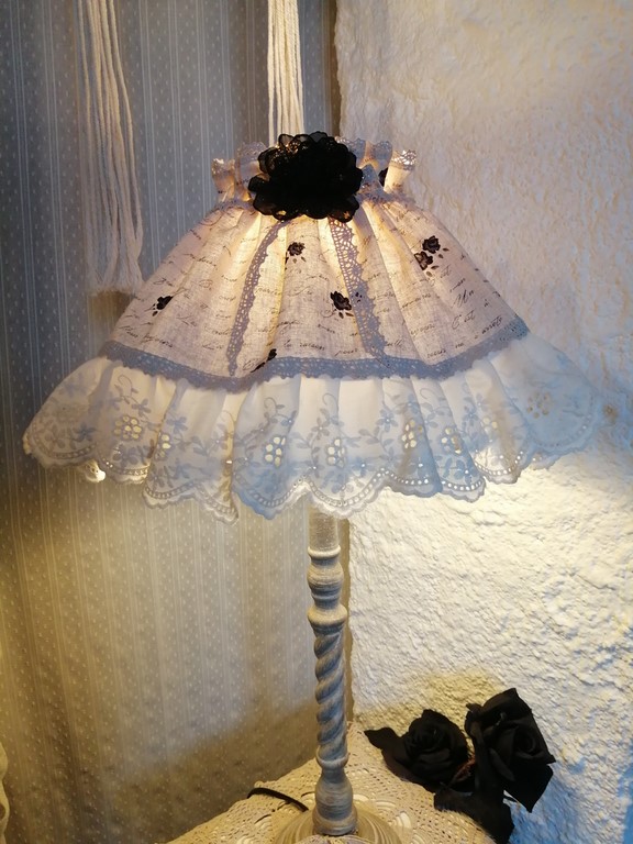 lampe bois roses shabby.jpg