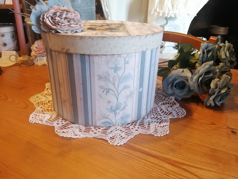 boite à chapeaux.jpg