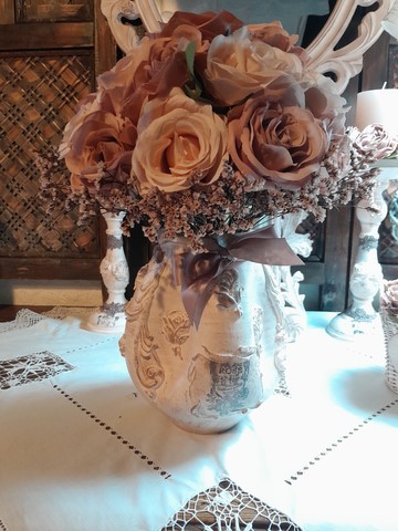 vase terre cuite aux roses.jpg